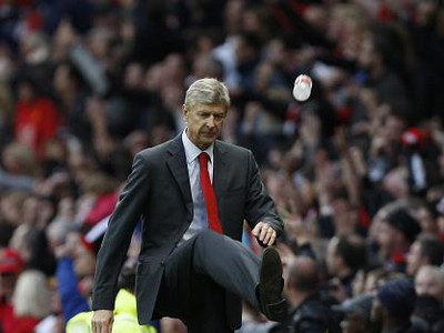 Arsene Wenger odkopol flašu v súboji Arsenalu s Manchesterom