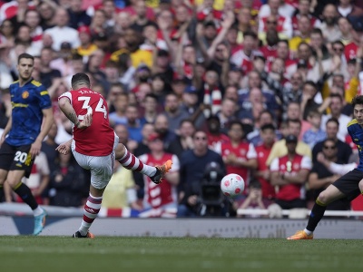 Švajčiarsky stredopoliar Arsenalu Granit Xhaka strieľa gól
