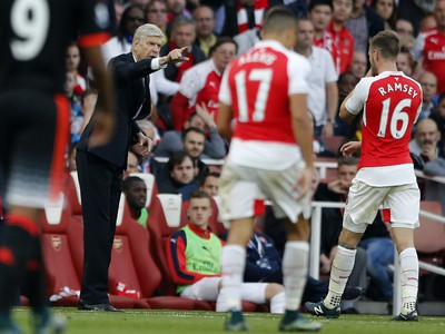 Arséne Wenger na lavičke Arsenalu dáva pokyny svojim zverencom