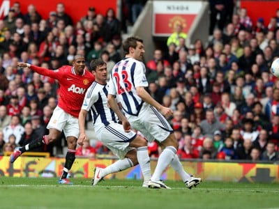 Ashley Young strieľa na