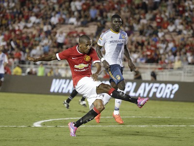 Ashley Young strieľa