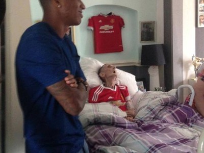 Hráči United prišli pozrieť verného fanúšika na smrteľnej posteli