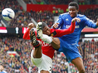 Antonio Valencia a John Obi Mikel v súboji