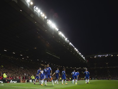 Didier Drogba so spoluhráčmi oslavuje vedúci gól Chelsea