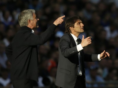 José Mourinho a Antonio Conte dávajú pokyny svojim zverencom na ihrisku 