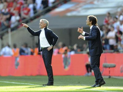 José Mourinho a Antonio Conte dávajú pokyny svojim zverencom na ihrisku