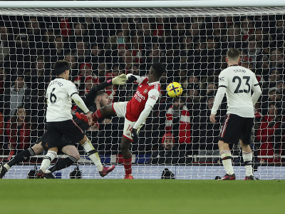 Hráč Arsenalu Londýn Eddie Nketiah strieľa gól Manchestru United