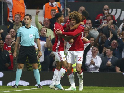Marouane Fellaini so spoluhráčmi oslavuje gól United