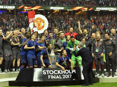 Hráči Manchestru oslavujú triumf v Európskej lige