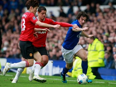 Leighton Baines v prieniku