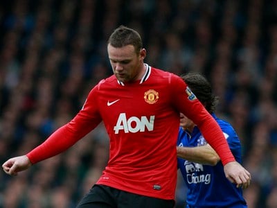 Wayne Rooney s loptou