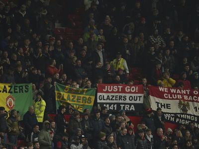Fanúšikovia Manchestru United držia transparent na protest proti majiteľom klubu