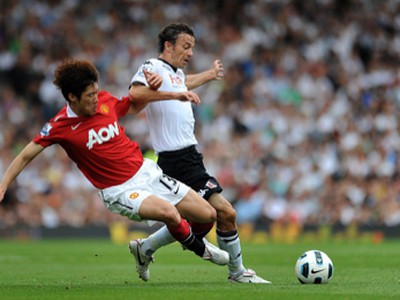 Ji-Sung Park a Simon Davies v súboji