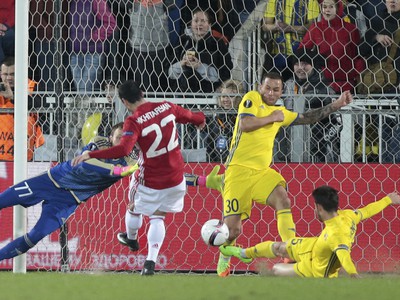 Henrikh Mkhitaryan strieľa gól