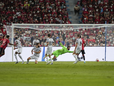 Futbalista Manchestru United Jadon Sancho strieľa gól počas prípravného zápasu proti Liverpoolu