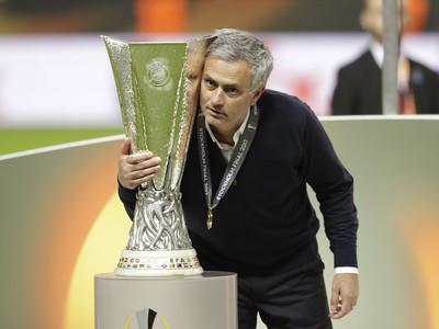 José Mourinho pózuje s pohárovou trofejou po víťazstve vo finále Európskej ligy