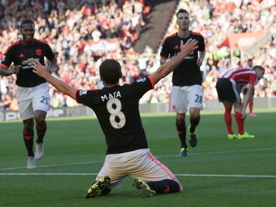Juan Mata (8) so spoluhráčmi oslavuje svoj gól