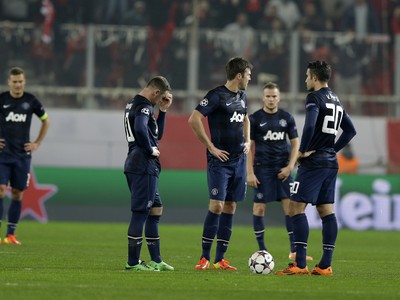 Sklamaní hráči United pred rozohrávkou po inkasovanom góle