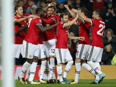 Romelu Lukaku so spoluhráčmi oslavuje gól United