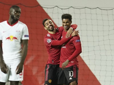 Bruno Fernandes a Marcus Rashford oslavujú gól United