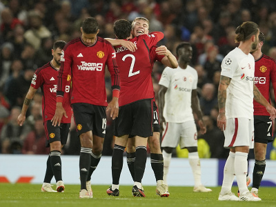 Hráči United oslavujú gól, nevedia však, čo ešte príde