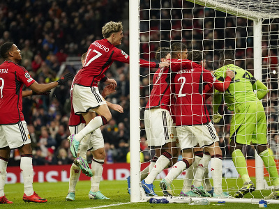 Hráči Manchestru United sa radujú z chytenej penalty Andrého Onanu