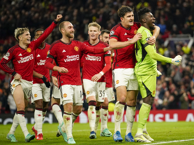 Hráči Manchestru United oslavujú víťazstvo s gólmanom André Onanom