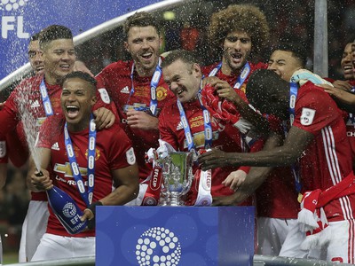 Hráči Manchestru United oslavujú triumf v Ligovom pohári