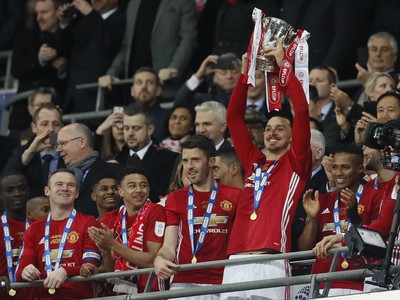 Hráči Manchestru United oslavujú triumf v Ligovom pohári