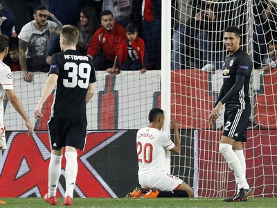 Hráč Sevilly Luis Muriel na kolenách reaguje po nepremenenej šanci proti Manchestru United