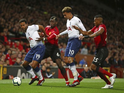 Paul Pogba a Antonio Valencia bránia hráčov Tottenhamu