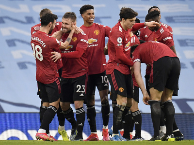 Hráči Manchestru United oslavujú gól v derby proti City