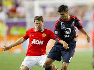 Michael Owen a Chris Wondolowski v súboji