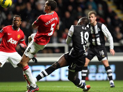 Demba Ba a Rio Fewrdinand