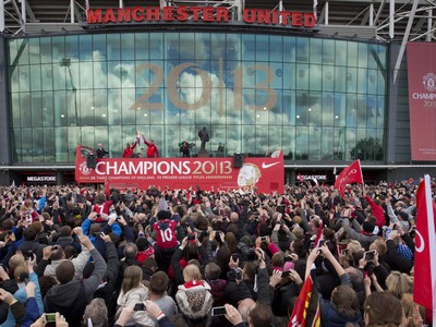 Manchester United oslavoval titul v uliciach s fanúšikmi