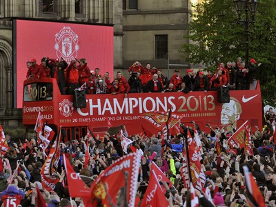 Manchester United oslavoval titul v uliciach s fanúšikmi