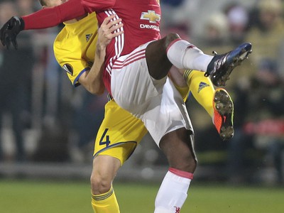 Futbalista Rostova Vladimir Granat (vľavo) a hráč Manchesteru United Paul Pogba bojujú o loptu