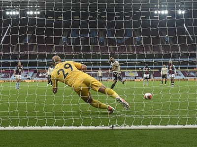 Rozhodca Jon Moss nariadil penaltu v zápase Aston Villy s Manchestrom United