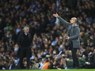 Guardiola rozdáva pokyny, v pozadí Mourinho