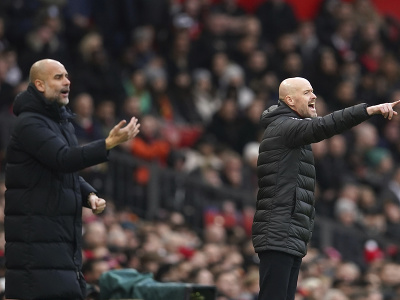Tréneri Manchestru United Erik ten Hag (vpravo) a Manchestru City Pep Guardiola (vľavo) gestikulujú počas derby