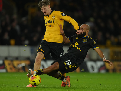 Bryan Mbeumo (vpravo) a hráč Wolverhamptonu David Moller Wolfe bojujú o loptu