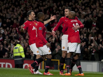 Robin van Persie (druhý sprava) so spoluhráčmi oslavuje gól United