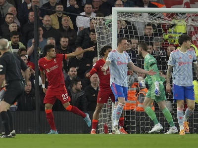 Na snímke vľavo kolumbijský útočník Liverpoolu Luiz Díaz strieľa gól v dohrávke 30. kola anglickej Premier League vo futbale  FC Liverpool - Manchester United