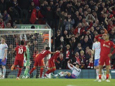 Na snímke uprostred egyptský útočník Liverpoolu Mohamed Salah oslavuje gól 