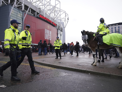 Policajti hliadkujú pred štadiónom Old Trafford pred zápasom 20. kola Premier League Manchester United - Manchester City