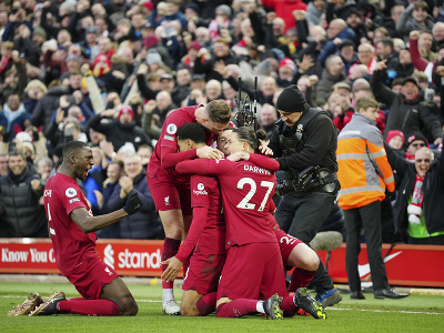 Hráči Liverpoolu sa radujú z gólu