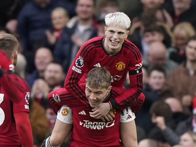 Futbalisti Manchestru United Alejandro Garnacho (hore) a Rasmus Höjlund sa tešia po strelení gólu v zápase 23. kola anglickej Premier League