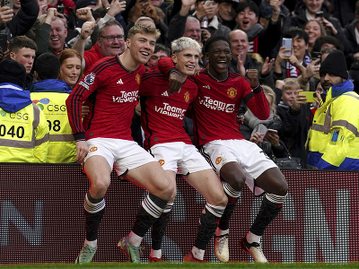 Futbalisti Manchestru United Alejandro Garnacho (uprostred), Rasmus Höjlund (vľavo) a Kobbie Mainoo sa tešia po strelení gólu v zápase 23. kola anglickej Premier League Manchester United - West Ham United 
