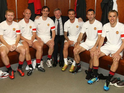 Tréner Ferguson s hráčmi z ´Triedy 1992´