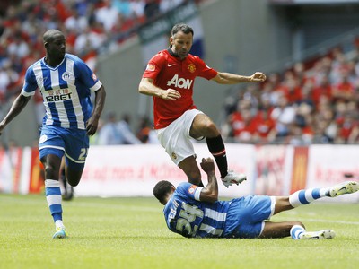 Ryan Giggs a James Perch